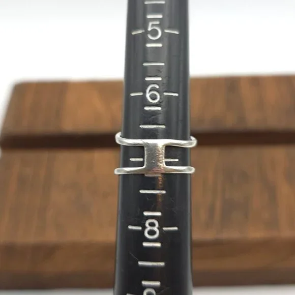 Size 7 925 Sterling Silver Simple Abstract Style Single Line Ring - Picture 5 of 7